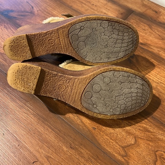 Lower East Side 70s inspired fur lined tan suede clogs w/ buckle. 3.5”heel Retro - Picture 7 of 8